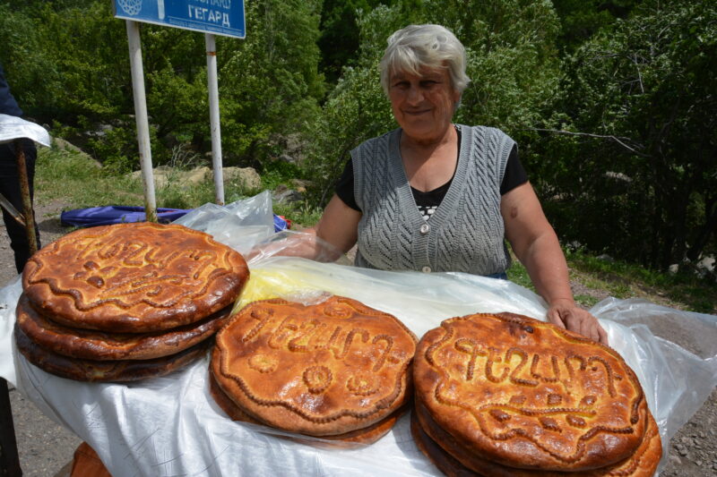 アルメニアのゲガルド修道院でガタを売るおかあさん