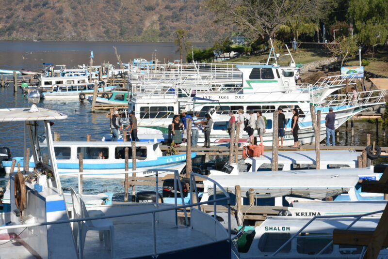 グアテマラのアティトラン湖畔にあるパナハッチェルの桟橋