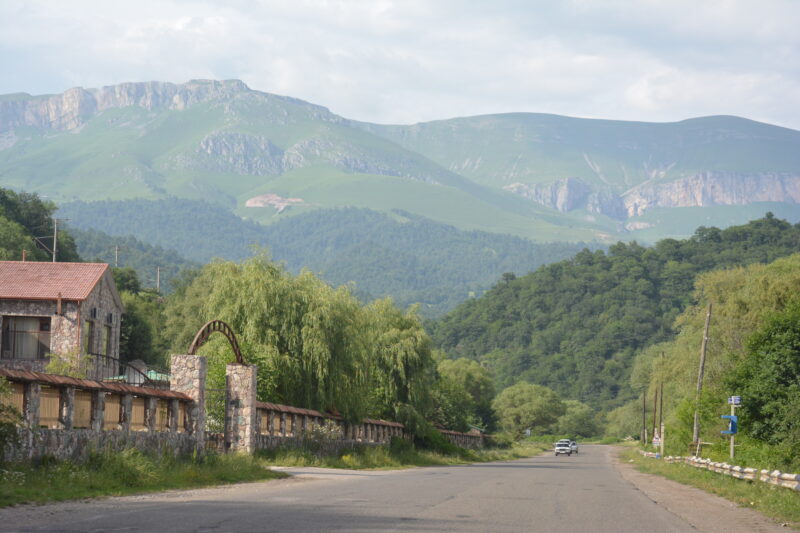 アルメニアのハガルツィン修道院へ向かう道