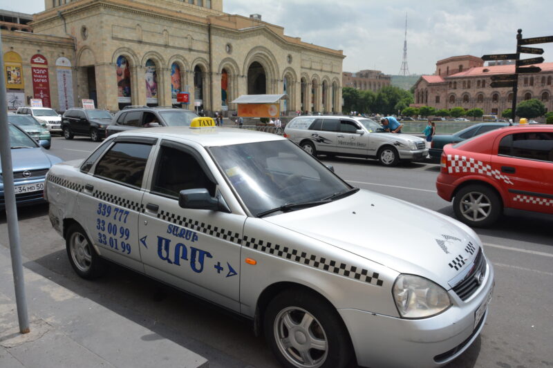 アルメニアの共和国広場にあるタクシー