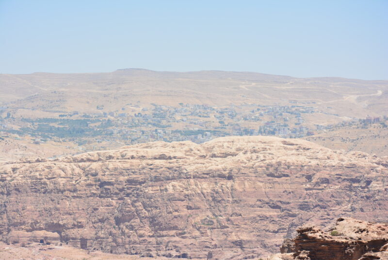 ヨルダンのペトラ遺跡から眺めるワディムーサの町