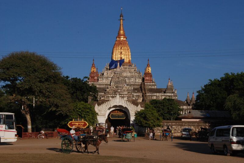 ミャンマーのバガン遺跡にあるアーナンダー寺院