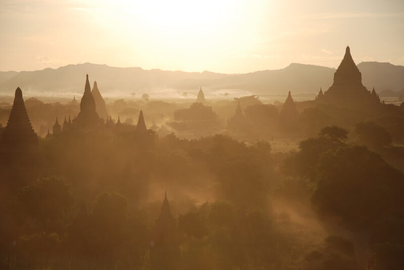 ミャンマーのバガン遺跡の夕日
