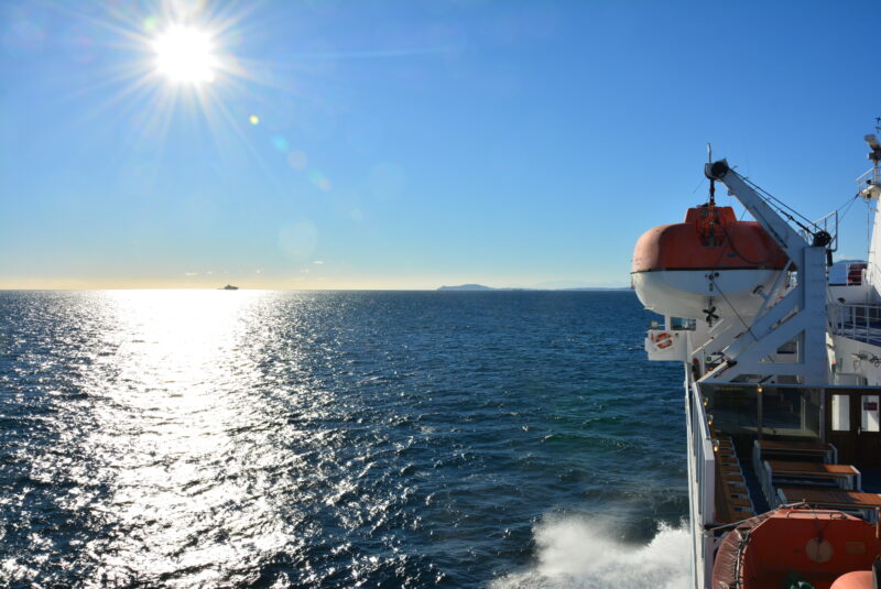 ジブラルタル海峡を渡るフェリーからの眺め
