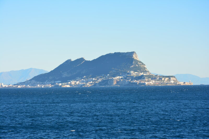 ジブラルタル海峡から眺めるジブラルタル