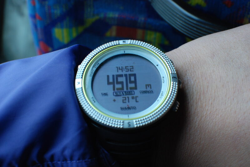 4,500m以上を表示した腕時計