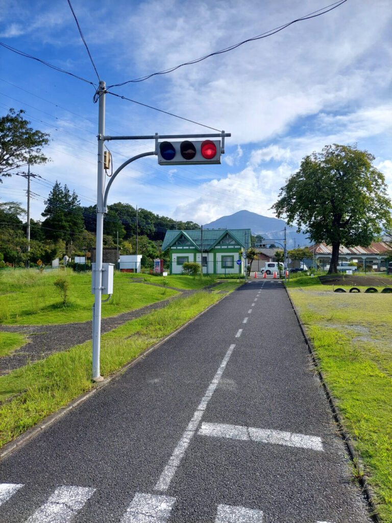 秩父市児童交通公園の信号と向こうに武甲山