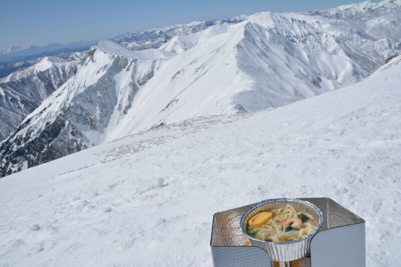 谷川岳の山頂で食べる鍋焼きうどん