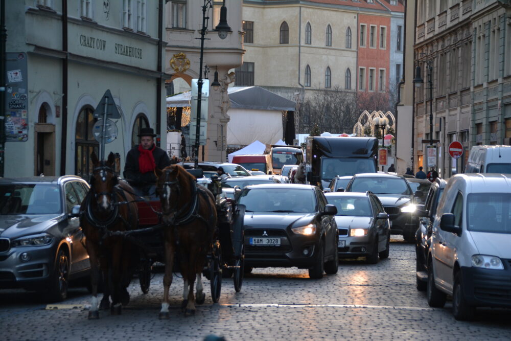 チェコのプラハ旧市街を走る馬車