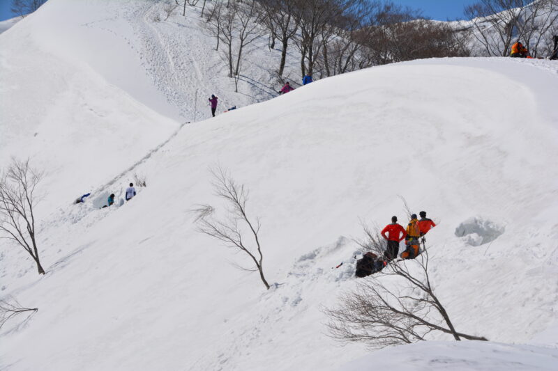 谷川岳の天神尾根で雪洞を掘る人たち