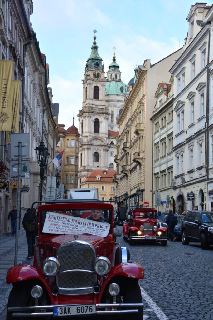 チェコのプラハ市内に止まるクラシックカー