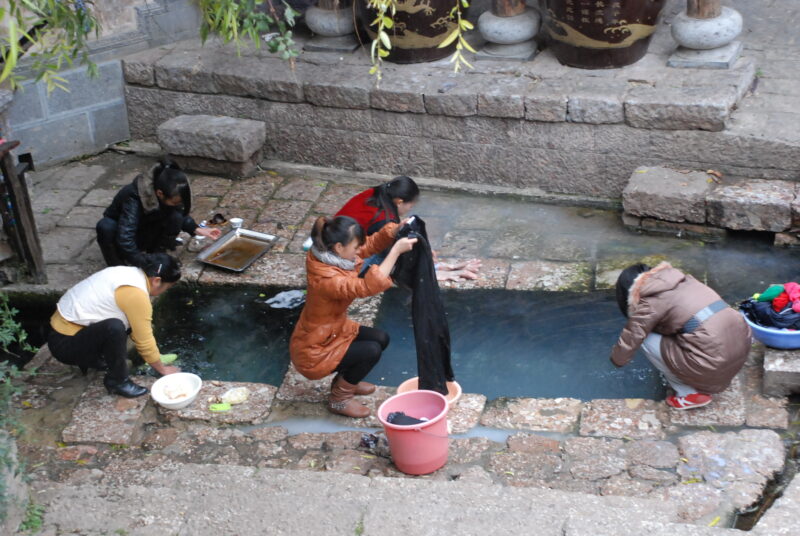 中国の麗江古城で洗濯をする人々