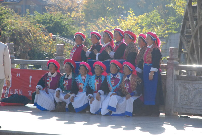 中国の麗江古城にいる少数民族