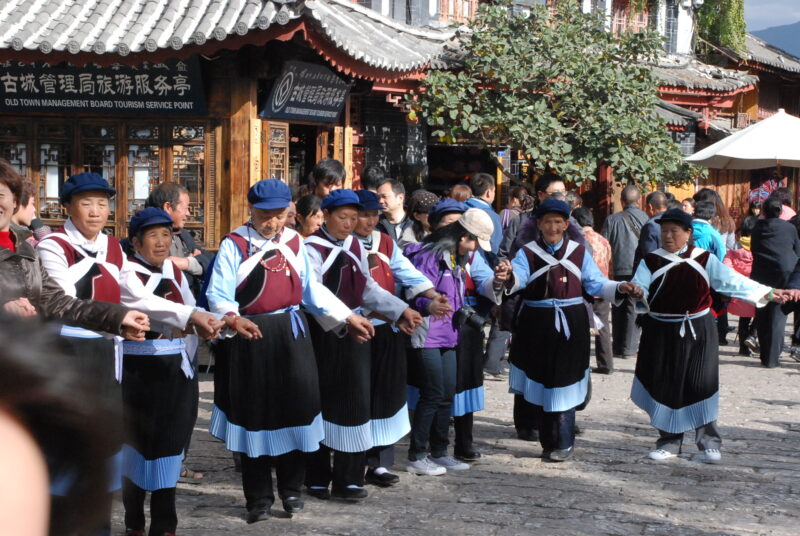 中国の麗江古城で踊るナシ族