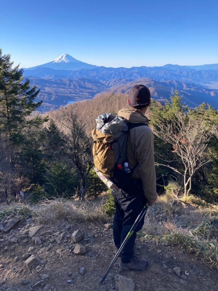 大菩薩嶺登山道、唐松尾根から眺める富士山と著者