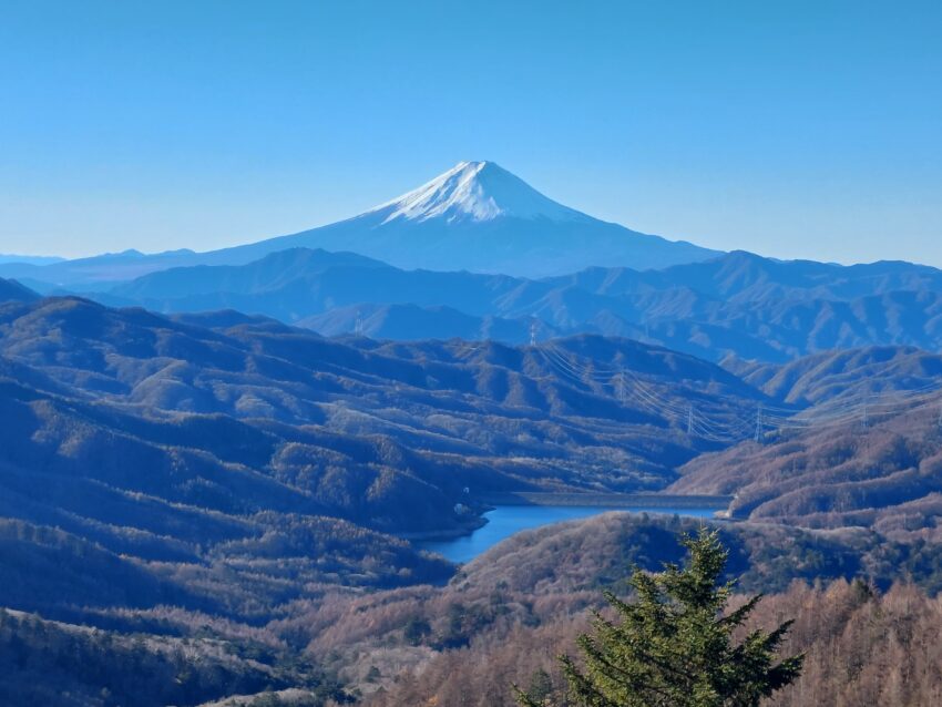 大菩薩嶺の登山道から眺める富士山