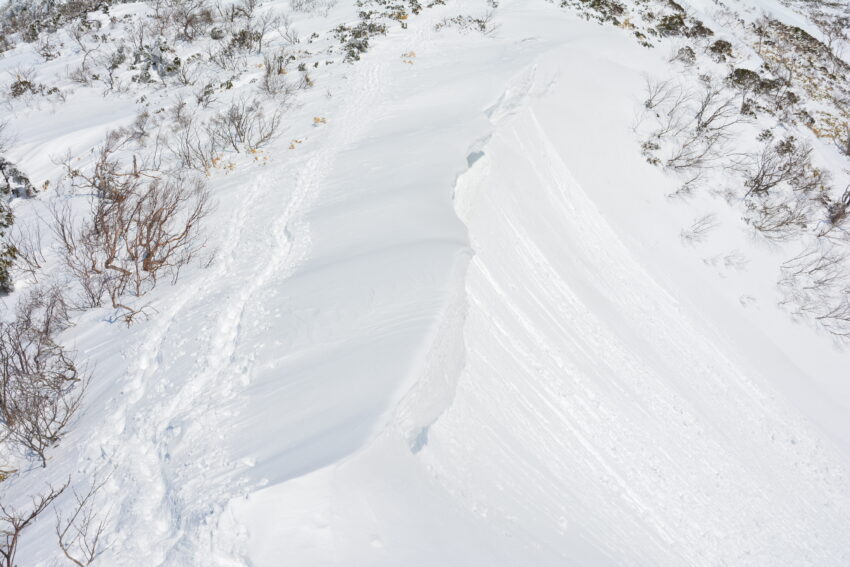 武尊山の登山道にある雪庇