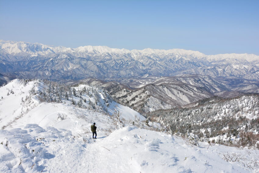 冬の武尊山山頂から眺める越後の山々