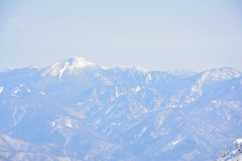 冬の武尊山山頂から眺める日光白根山