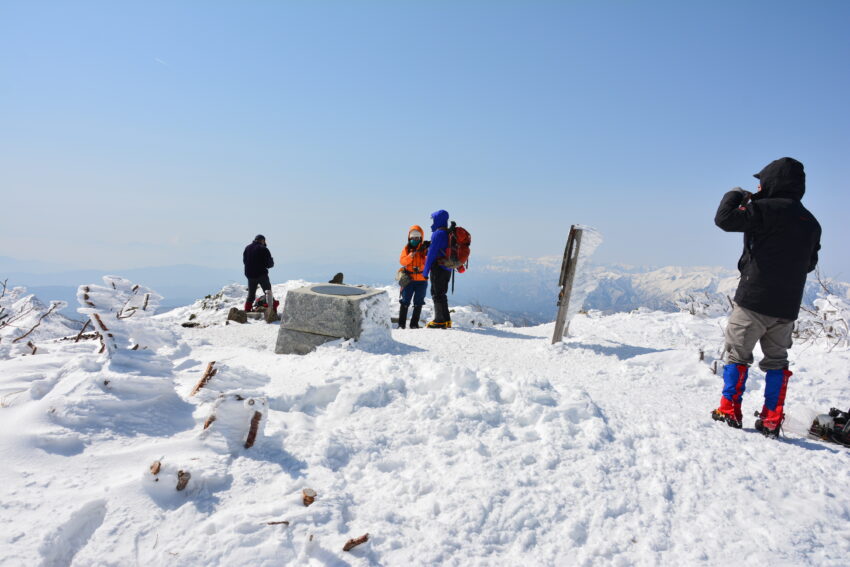 登山者で賑わう冬の武尊山山頂