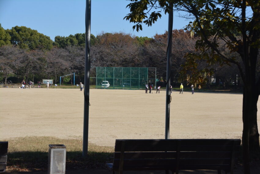 出羽公園の多目的広場でゲートボールをする人たち