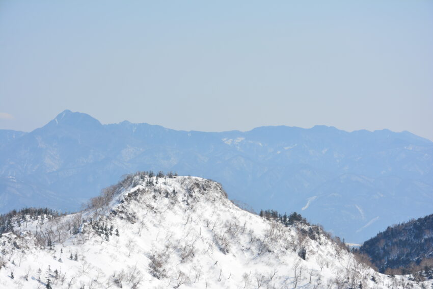 冬の武尊山山頂から眺める皇海山