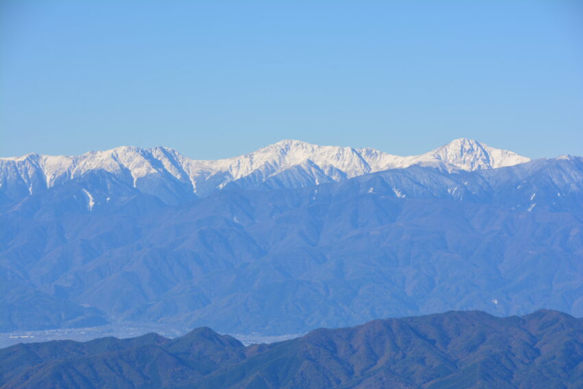 大菩薩嶺の登山道から眺める南アルプス白峰三山