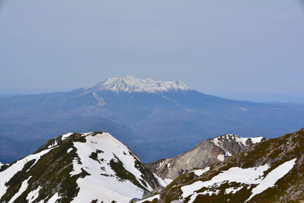 木曽駒ヶ岳山頂から眺める御嶽山
