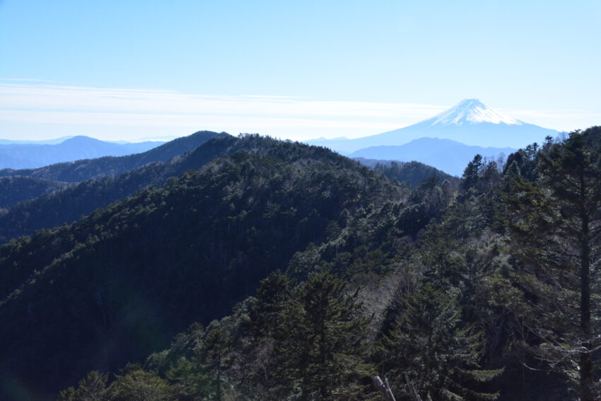 小金沢山山頂から眺める富士山と牛奥ノ雁ヶ腹摺山