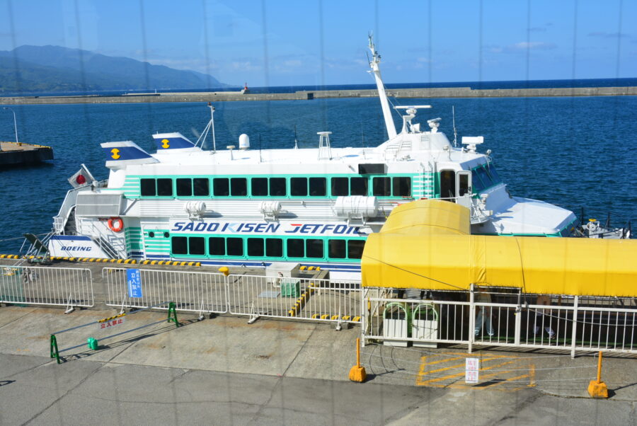 新潟港、佐渡島間を運行するジェットフォイル