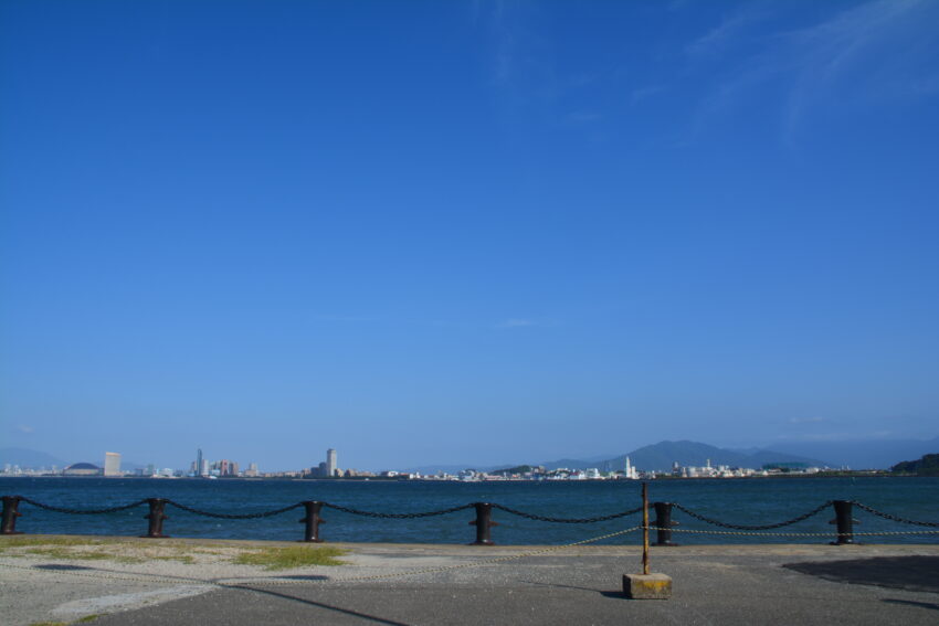 能古島旅客待合所から眺める青空と福岡市内