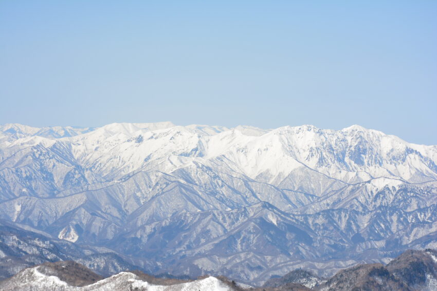冬の上州武尊山から眺める谷川岳