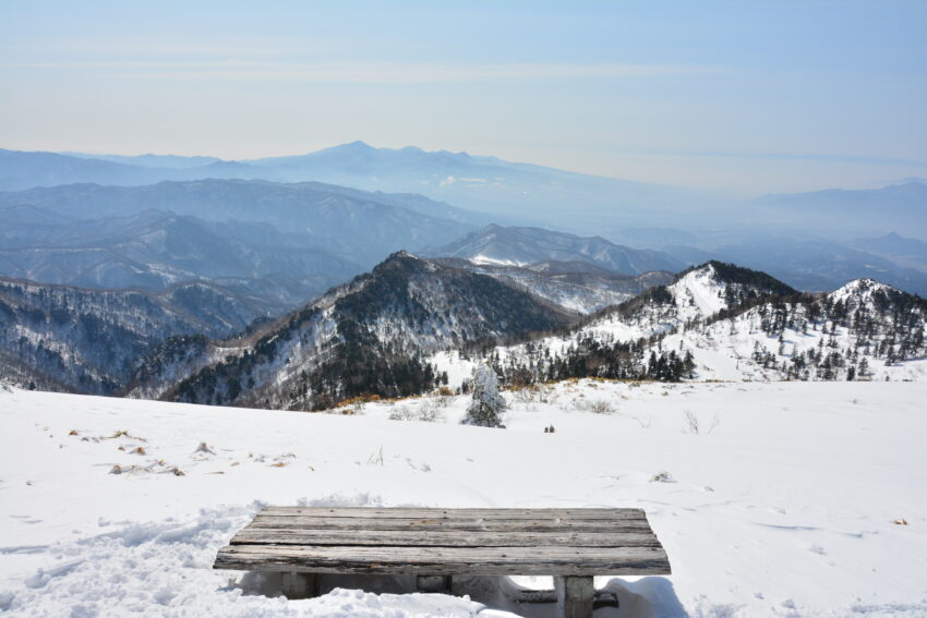 冬の上州武尊山のベンチより東京方面の眺め