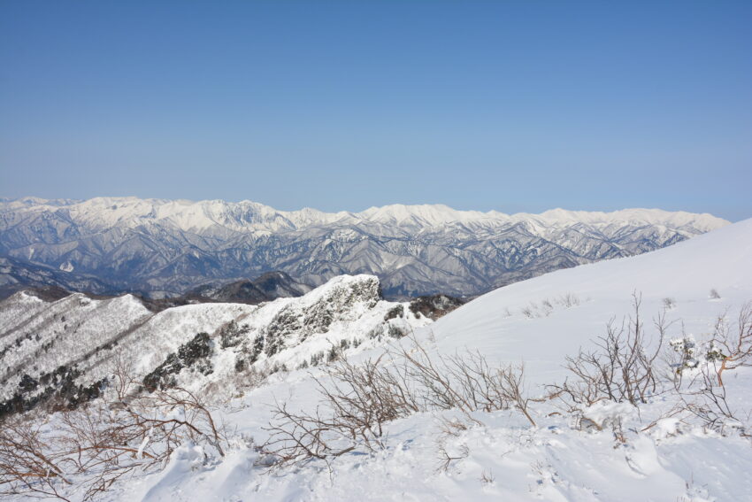 上冬の州武尊山から眺める越後の山々