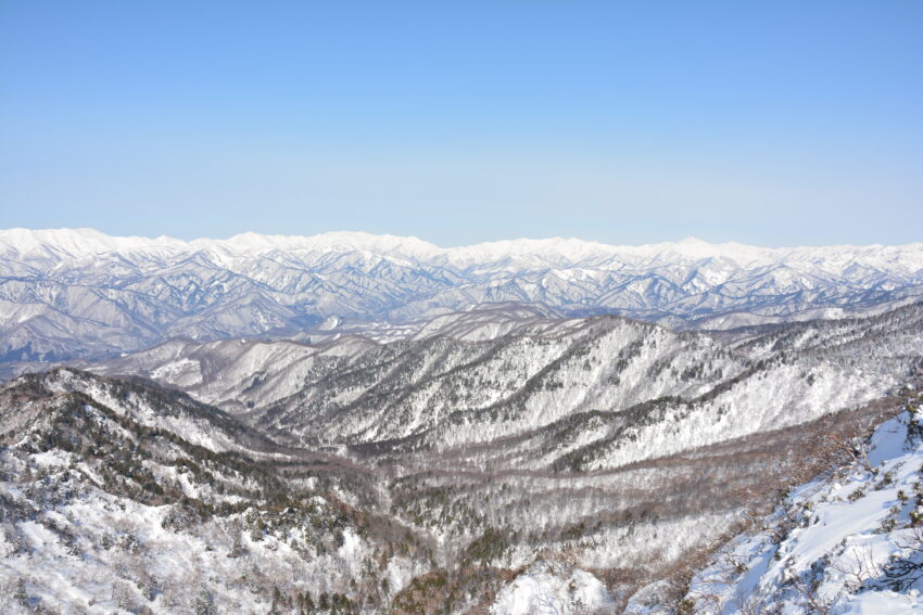 冬の剣ヶ峰山頂から眺める越後の山々