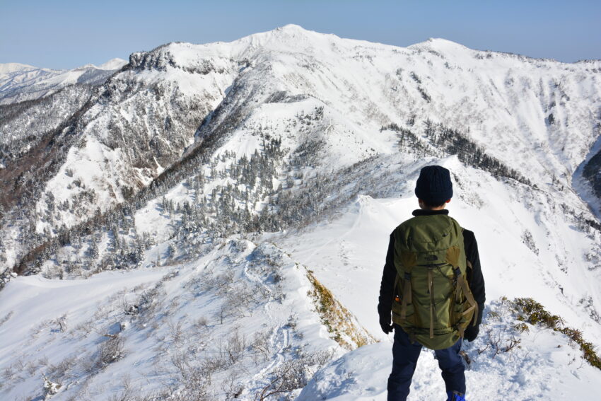 冬の剣ヶ峰山頂から眺める武尊山山頂