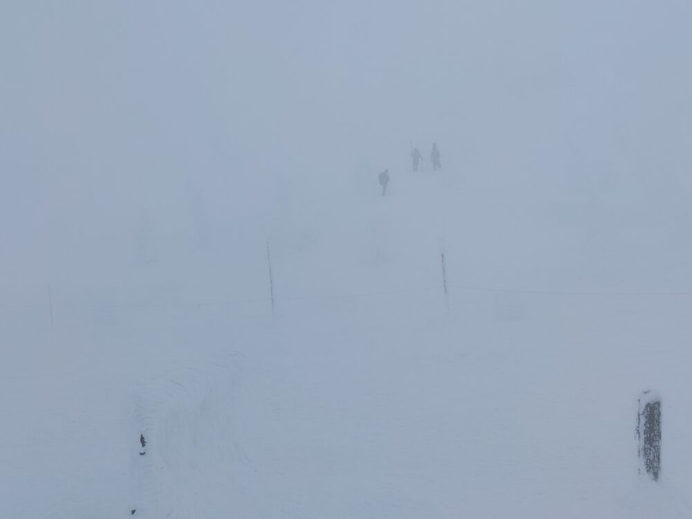 吹雪の蔵王ロープウェイ地蔵山頂駅前の景色