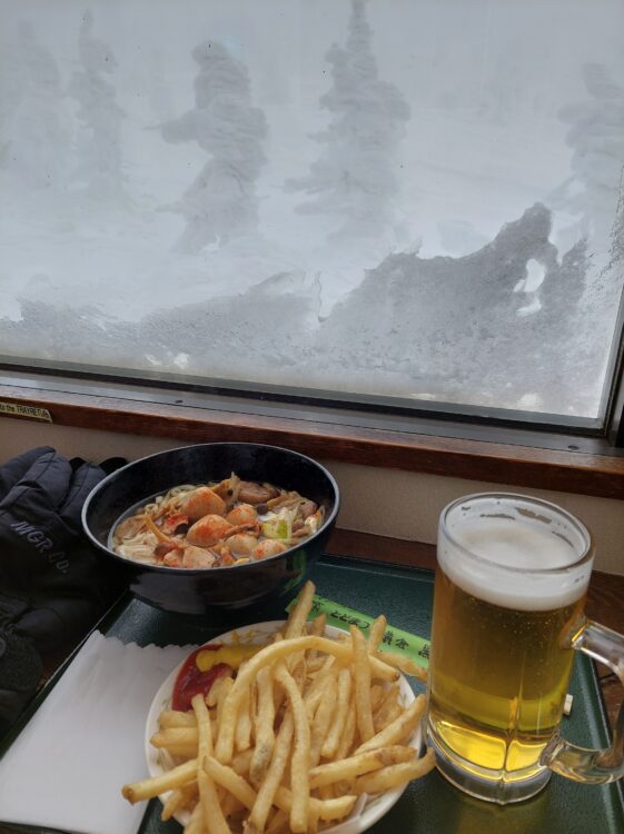 蔵王ロープウェイ地蔵山頂駅のレストラン山頂で食べた芋煮うどんとビールとフライドポテト