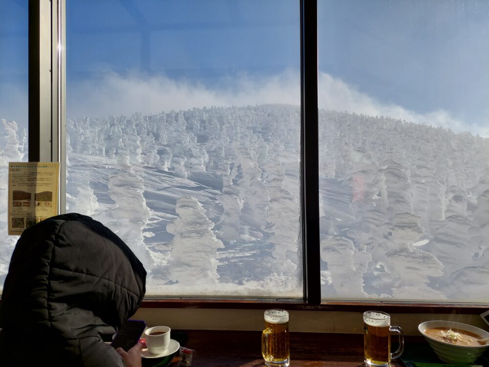 蔵王ロープウェイ地蔵山頂駅のレストラン山頂から眺める樹氷