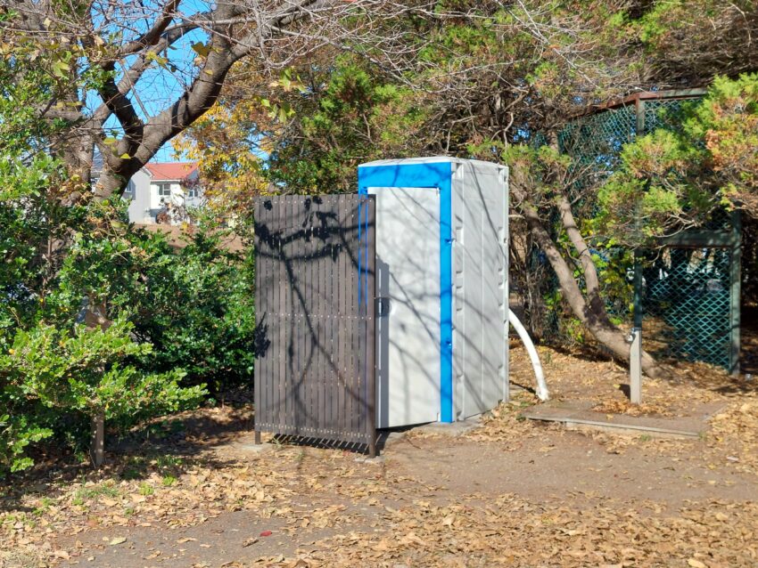 狭山市河川敷中央公園の旧公園にある仮設トイレ