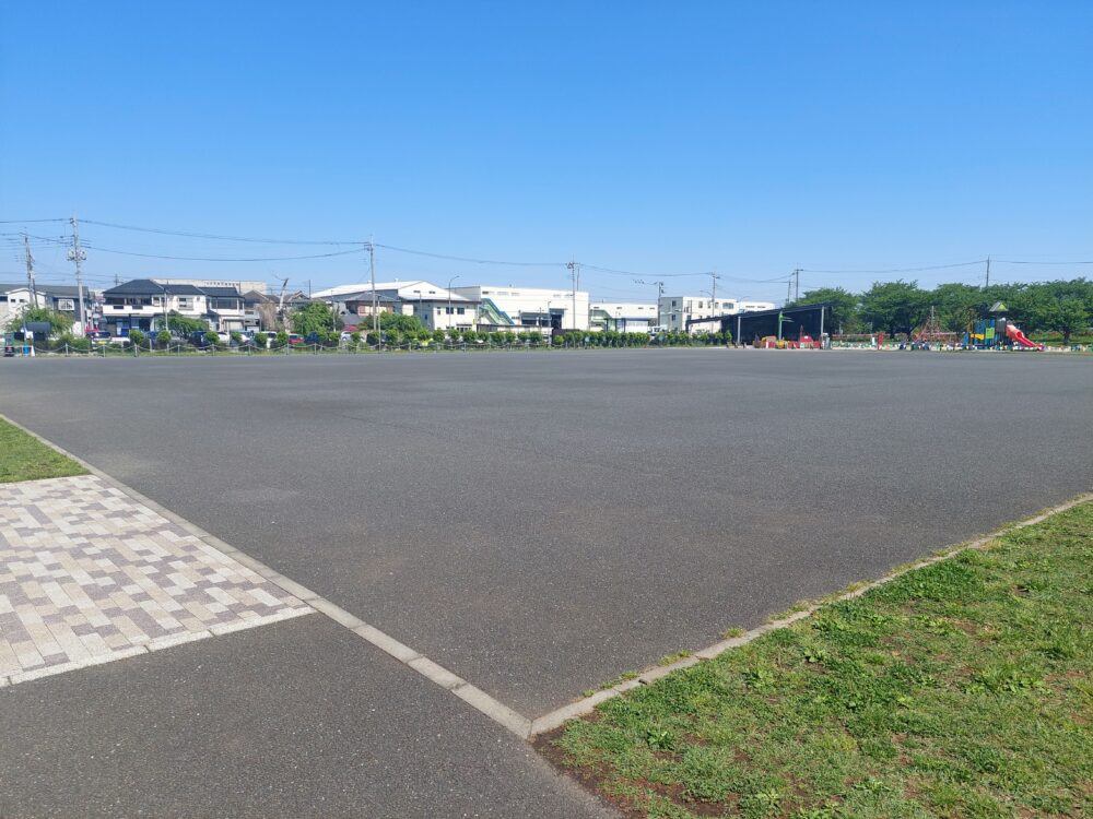入間川にこにこテラスのアスファルト広場