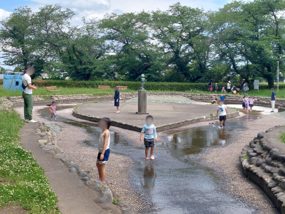 伊佐沼公園のじゃぶじゃぶ池で遊ぶ子供たち
