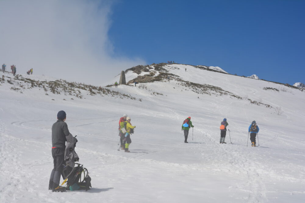 雪の唐松岳の登山道