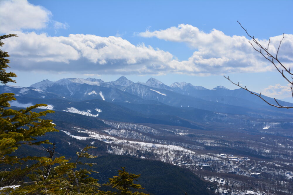 冬の蓼科山登山道から眺める南八ヶ岳