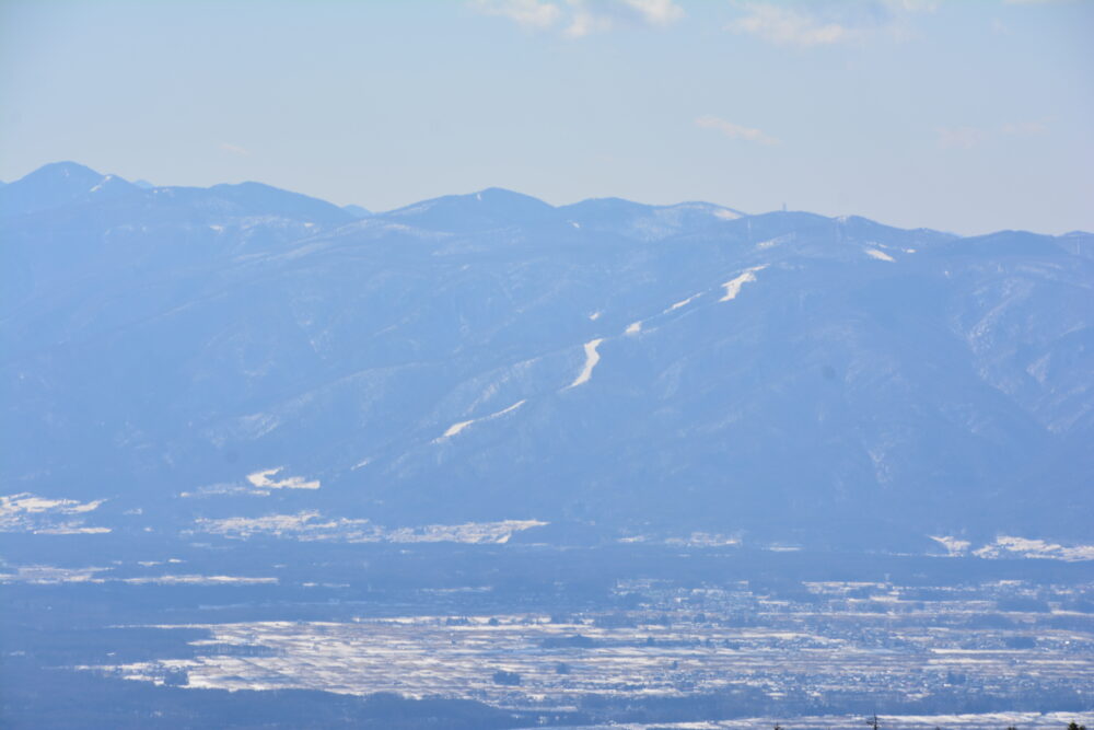 冬の蓼科山登山道から眺める入笠山