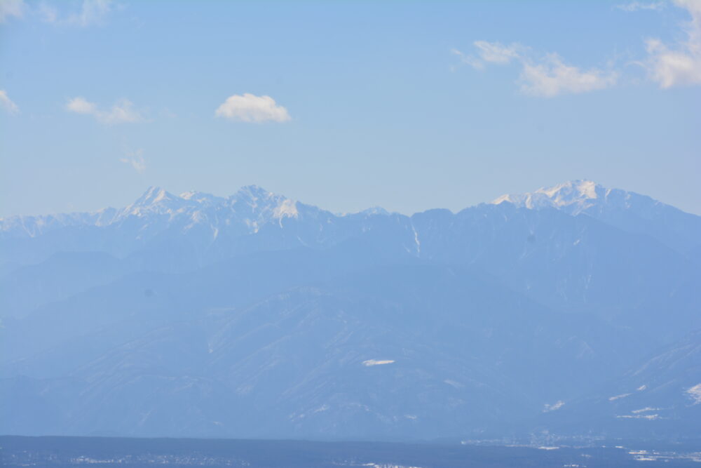 冬の蓼科山登山道から眺める南アルプス