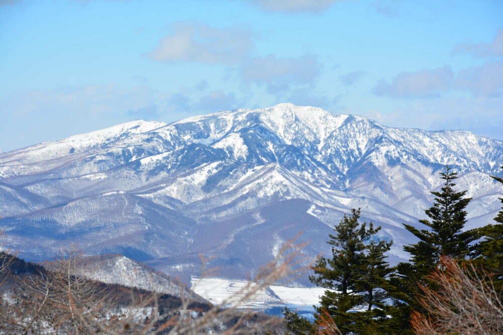 冬の黒斑山登山道から眺める四阿山