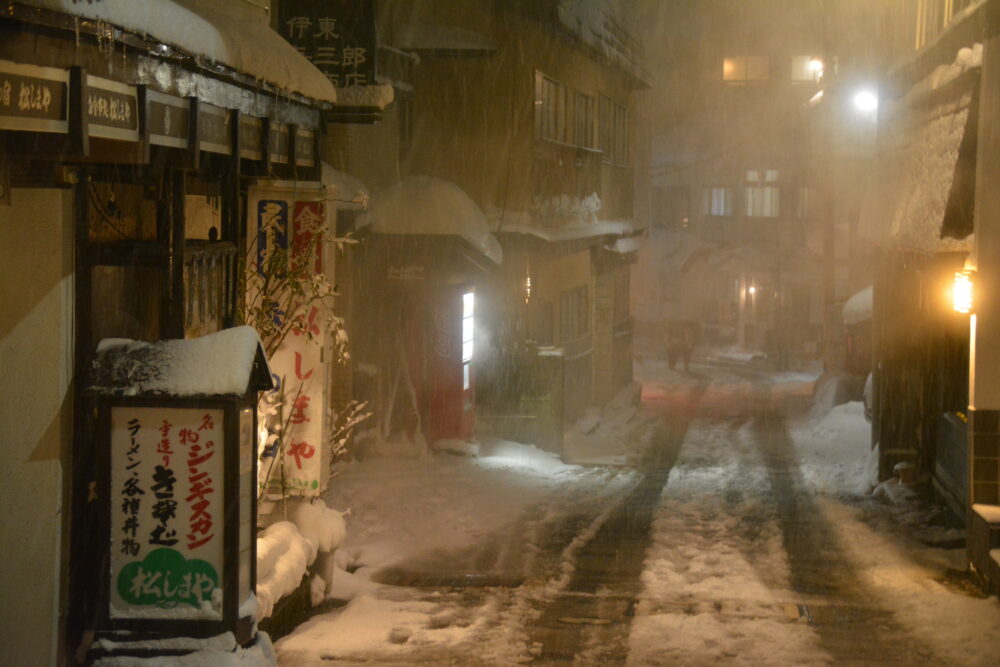 冬の夜の蔵王温泉街