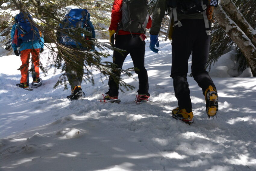 スノーシュー、ワカン、アイゼンを履き歩く登山者たち