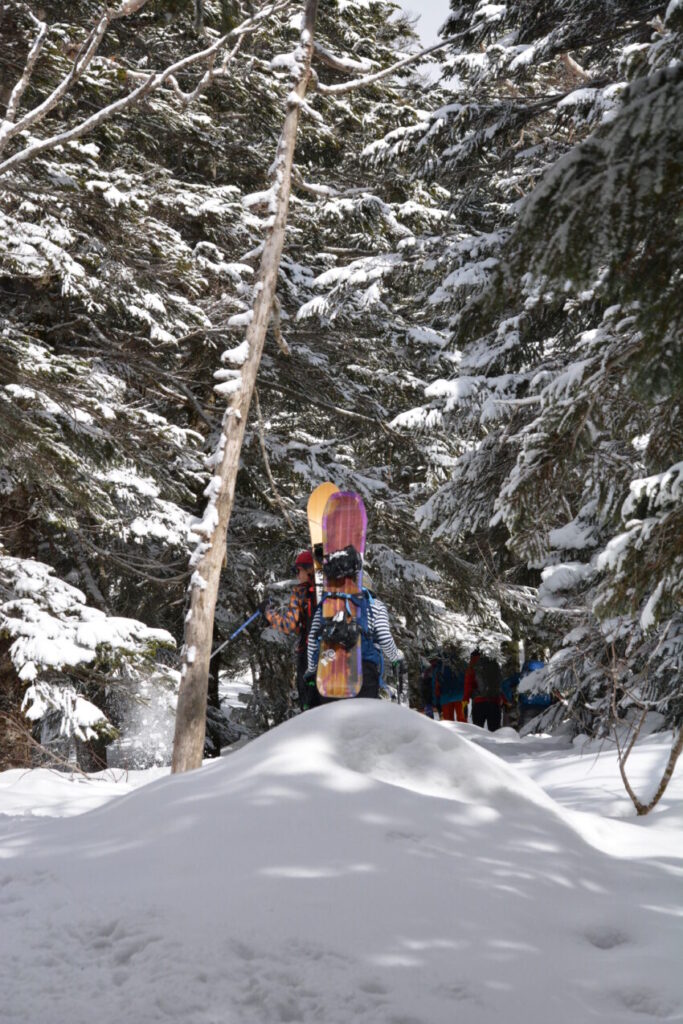 西吾妻山をスノーボードを背負って登る人たち